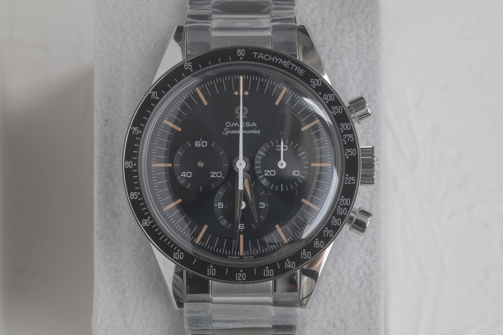 Omega Speedmaster FOIS 310.30.40.50.06.001 - Closeup