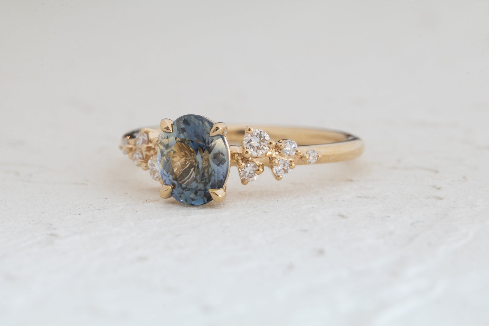 Autumn | Oval Bi-Color Sapphire 