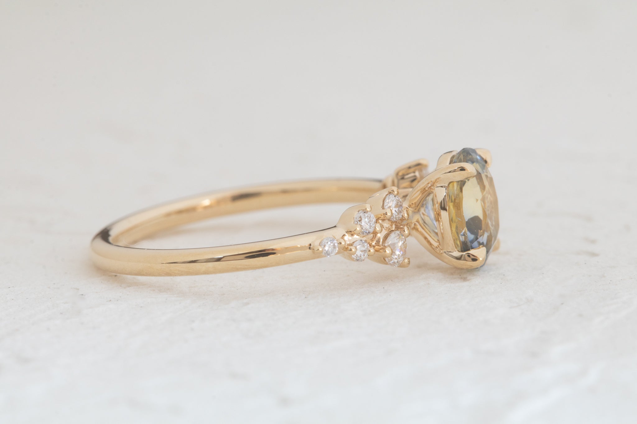 Autumn | Oval Bi-Color Sapphire 
